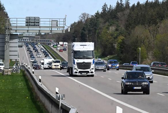 Verkehr - Wenige Staus zum Ferienende - Ausnahme auf A3 nach Brand - Bayern