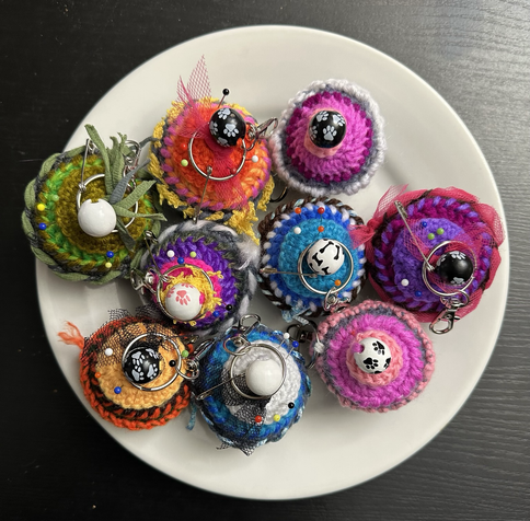 gehäkelte bunte cupcakes als nadelkissen :)