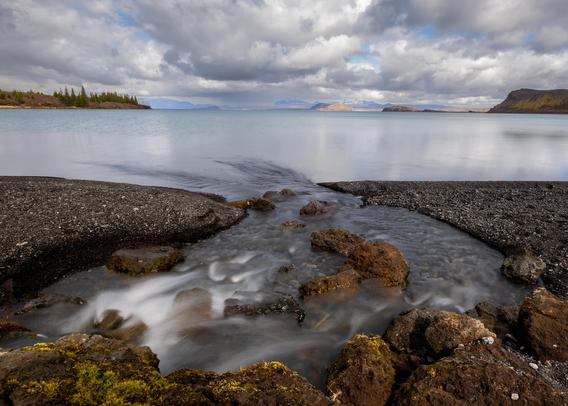 A closeup picture of a small spring running into the lake Thingvallavatn.