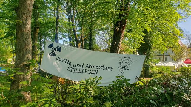 Campbanner Atom und Justiz stilllegen