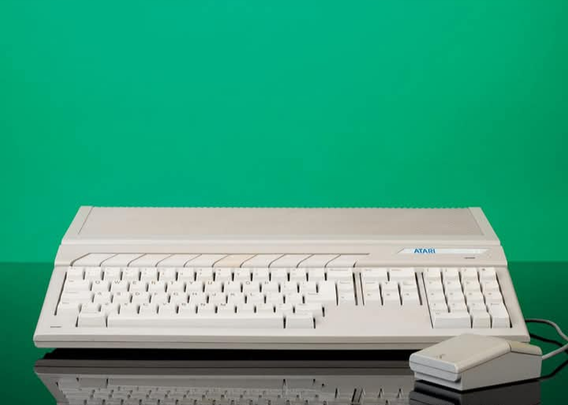 A photo of an Atari computer with mouse.