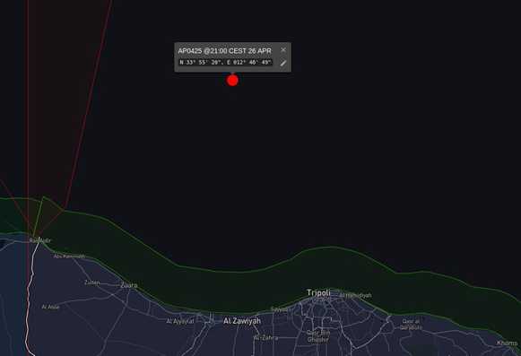 Eine Karte (im dunklen Nachtmodus) zeigt die Position von "AP0425 @ 21:00 CEST 26 APR" nördlich von Al Zawiyah bei:
N 33° 55' 20" , E 012 40' 49".