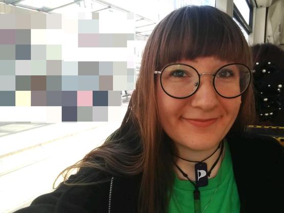 Ich, blass, rotbraune Pinyfrisur, große runde Brille, strahlte in die Kamera.