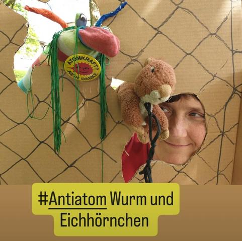 Bunter Wurm , Eichhörnchen Pluschtier, Gesicht einer Person, alle gucken durch Löscher des Zauns als Pappkarton