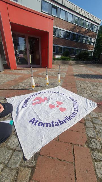 Banner vom Amtsgericht  " untrantransporte und Uranfabriken stoppen"