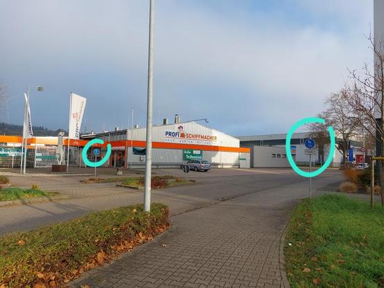 Blick vom südlichen Quadranten des Kreisverkehrs in die Luisenstraße. Vor dem Fotografen steht Verkehrszeichen 240 mit Zusatzzeichen "Ende". Auf der anderen Straßenseite steht ein Verkehrszeichen 240. Zum Befahren der Furt, die über keine Furtmarkierung verfügt, muss man einen scharfen 90°-Knick fahren.