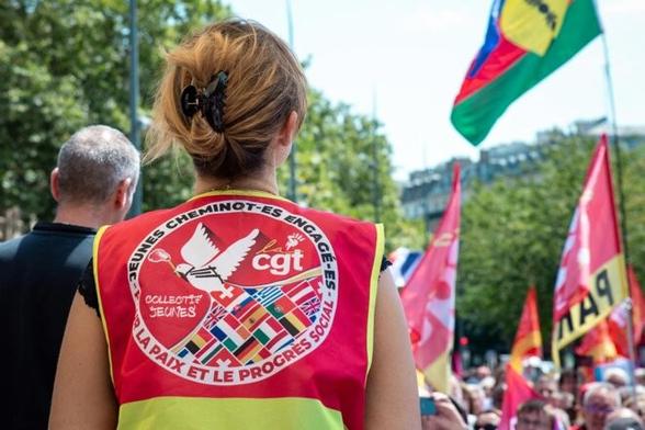 Lors+d’un+rassemblement+a+l’appel+de+la+CGT+à+Paris+le+18+juillet+2025.+©+Photo+Valérie+Dubois+/+Hans+Lucas+via+AFP