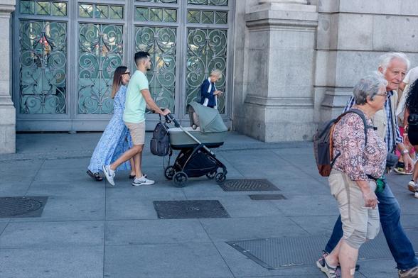 Dos personas pasean con un carrito de bebé. - Europa Press