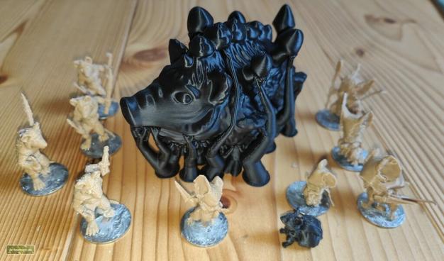 Foto mit mehreren kleinen 3D-gedruckten Mäuseminiaturen. In der Mitte steht eine große Eber-Miniatur, aus dessen Rücken Pilze wachsen.