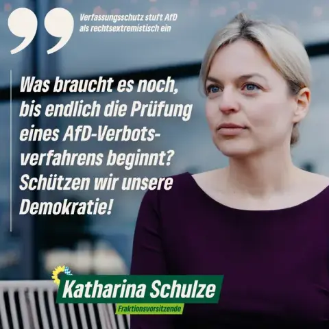 Das Bild zeigt Katharina Schulze, die in einem dunkelvioletten Oberteil sitzt. Sie blickt nachdenklich in die Ferne. Im Hintergrund ist ein unscharfes Gebäude zu sehen. Auf der linken Seite des Bildes befindet sich ein zitierter Text in weißer Schrift, der lautet: "Was braucht es noch, bis endlich die Prüfung eines AfD-Verbotsverfahrens beginnt? Schützen wir unsere Demokratie!" Oben links steht in kleinerer Schrift: "Verfassungsschutz stuft AfD als rechtsextremistisch ein." Unten rechts ist der Name "Katharina Schulze" in weißer Schrift auf grünem Hintergrund zu sehen, gefolgt von "Fraktionsvorsitzende" in kleinerer Schrift.

Bereitgestellt von @altbot, privat und lokal generiert mit Ovis2-8B

🌱 Energieverbrauch: 0.215 Wh