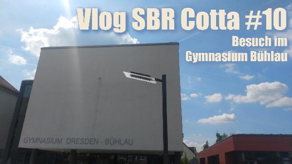 Haupteingang des Gymnasiums mit grauer, massiver Front. Darüber im blauen leicht bewölkten Himmel die Schrift: Vlof SBR Cotta #10, Besuch im Gymnasium Bühlau