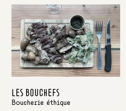 une photo d'un plateau de nourriture avec de la viande, des patates et un truc vert étant peut-être de la salade avec écrit :

LES BOUCHEFS 
Boucherie éthique