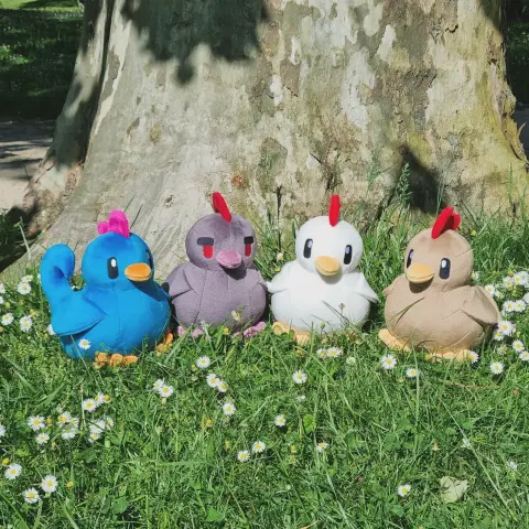 Quatre peluches de grandes poules inspirées de celles de Stardew Valley