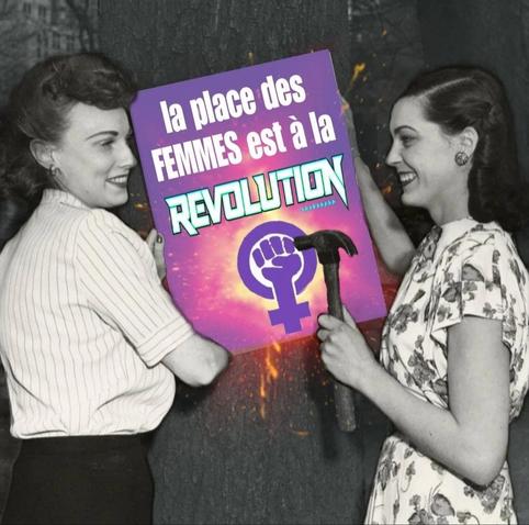 Femmes posant une affiche