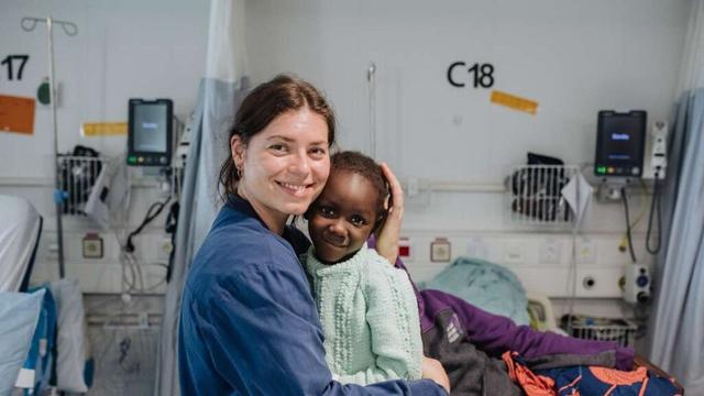 Ingeborg Eberhard ist Kinderkrankenschwester aus Frankfurt und setzt sich in ihrem freiwilligen sozialen Jahr für kranken Kinder in Afrika ein