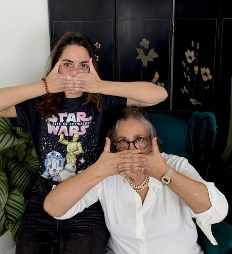 mother and daughter doing the Gyokeres sign, daughter wearing a Star Wars shirt