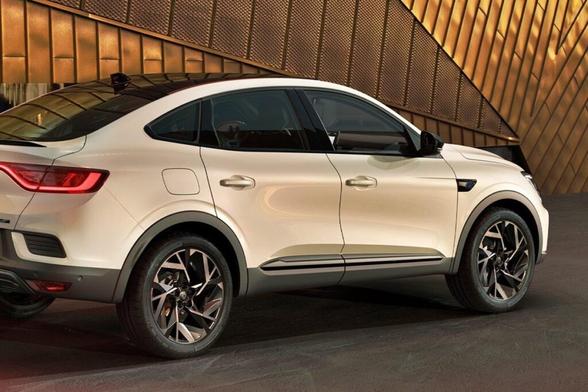 SUV coupé hybride français de profil montrant sa silhouette élancée comparable au BMW X6 avec sa ligne de toit plongeante et sa garde au sol surélevée