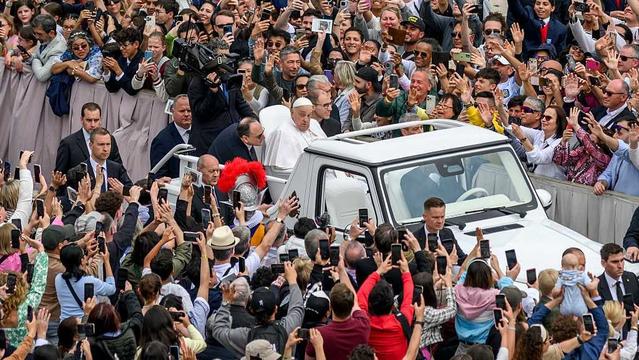Pope Francis's popemobile set to become health clinic for Gaza children