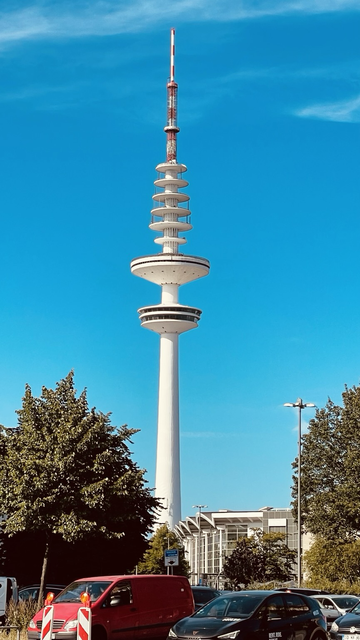 Hamburger Fernsehturm bei bestem Wetter.