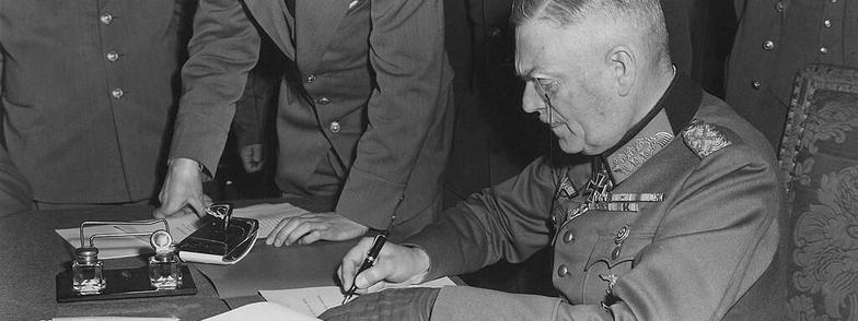 Wilhelm Keitel unterzeichnet die zweite, ratifizierende Kapitulationsurkunde
Bildrechte: Lt. Moore (US Army) / Wikipedia, CC0