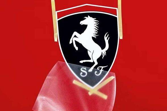 Regardez le logo Ferrari être peint à la main, c'est hypnotisant (et cher)