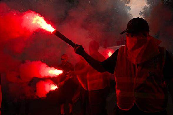 Des+cheminots+utilisent+des+fumigènes+lors+de+la+traditionnelle+manifestation+du+1er+Mai+2025+à+Paris.+©+Photo+Julien+Mattia+/+Le+Pictorium+via+Maxppp