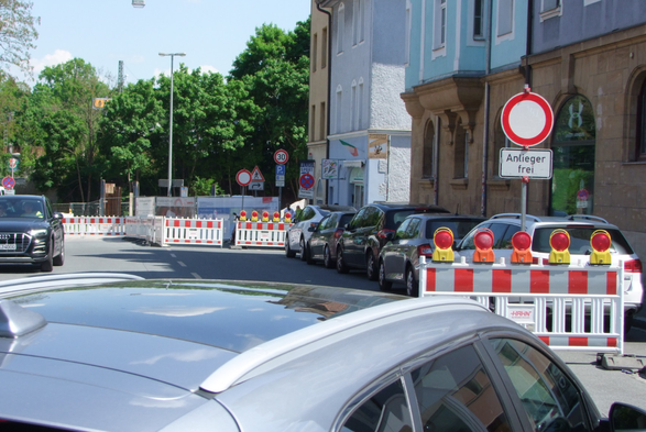 Straße mit Sperrschranken und Fahrverbotsschildern ohne Durchlass für Radverkehr