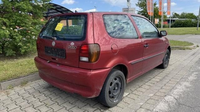 Das Auto steht ohne Kennzeichen in der Nähe eines großen Baumarktes – vom Halter keine Spur
