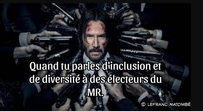 Image d'une scène du film "John Wick" où le personnage principal, interprété par Keanu Reeves, est encerclé par de nombreuses armes pointées sur lui. Il a le visage marqué par des blessures, mais garde une expression déterminée. Le texte superposé dit : "Quand tu parles d'inclusion et de diversité à des électeurs du MR." En bas à droite, la signature : © LEFRANC MATOMBÉ.