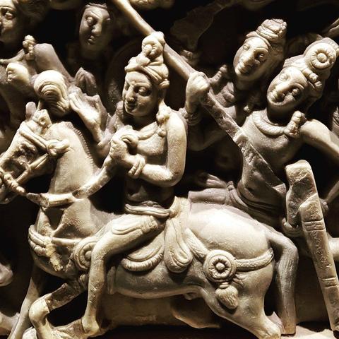 The #Buddha disrobes and removes his turban as he prepares to leave the palace Phanigiri. 150 AD, Satavahana dynasty. Phanigiri, Telegana, #India.
#BuddhistArt #Buddhism