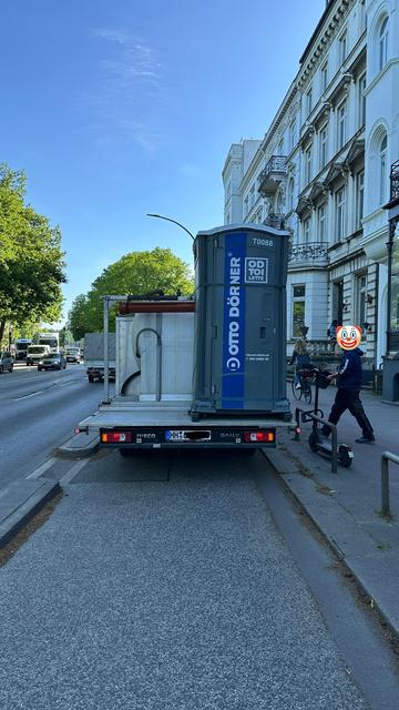 Lkw parkt auf Fahrradweg an der Alster.