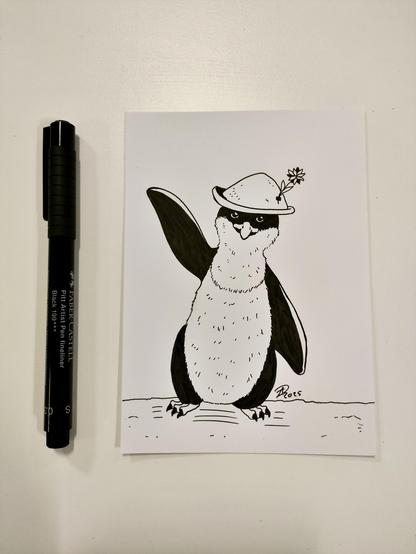 Ein Pinguin winkt mit seiner rechten Flosse und trägt einen Hut, an dem eine Blume befestigt ist. Schwarz-weiß mit Tintenstift gezeichnet.