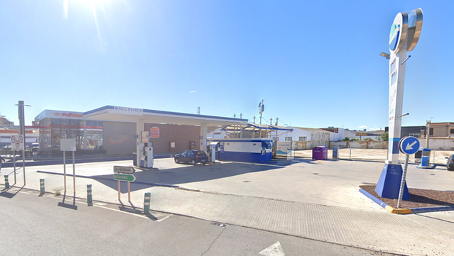 La benzinera de Ballenoil a Alaquàs on poc després de posar combustible els vehicles s'aturaven avariats perquè la benzina estava barrejada amb aigua (Google street view)