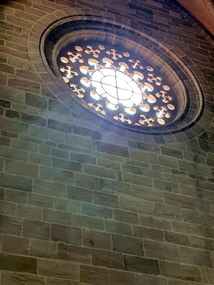 Bamberger Dom: Durch eine steinerne Rosette fällt Sonnenlicht herein