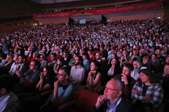 La salle remplie des 5000 personnes