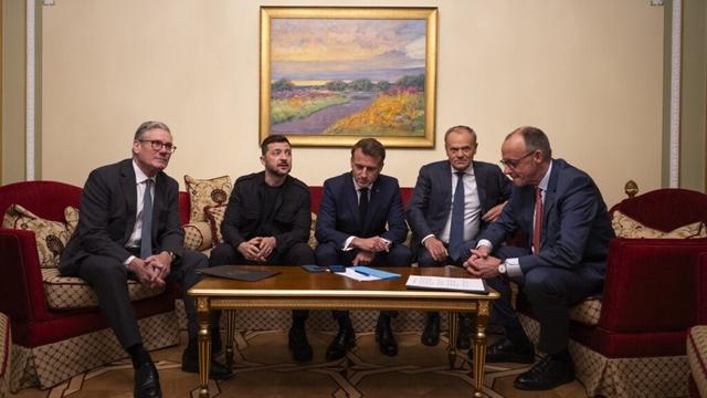 Ukrainian president welcomes Russian overtures but insists on ceasefire before peace talk