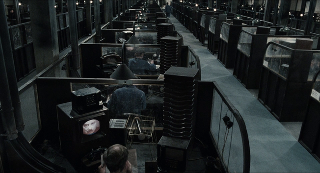 Vista claustrofóbica de las hileras interminables de cubículos donde trabajan los empleados del Ministerio de la Verdad.