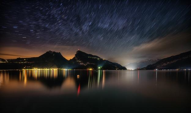 Nachtaufnahme des Thunersees mit Sigriswilergrat, Niederhon, Merligen, Bödeli mit Interlaken und Unterseen.