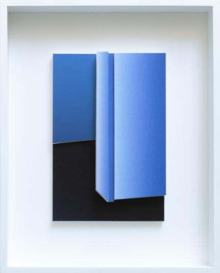 Collage van een ruimte in een lijst. Het is op gebouwd uit foto's van de blauwe lucht.
Collage of a space. The colors are photographs of blue skies.