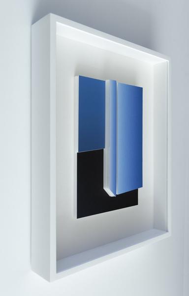 Zij aanzicht van een collage van een ruimte. Het werk is ingelijst. Het is opgebouwd uit foto's van de blauwe lucht. Het is opgebouwd uit dikkere lagen waardoor er een reliëf ontstaat.
Collage of a space seen from the side. The colors are photographs of blue skies. The collage is build up out of layer that makes it a work with relief.