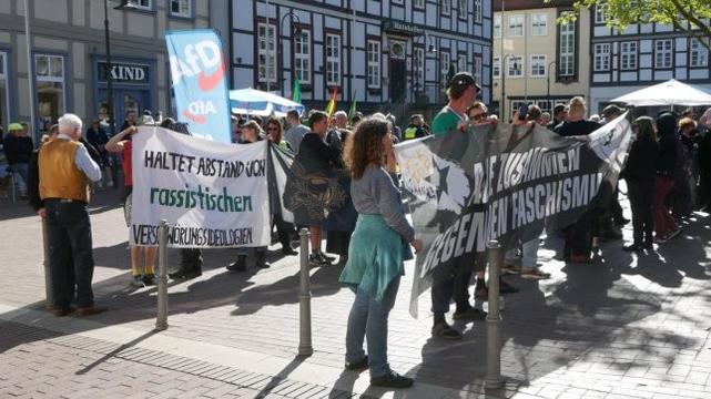 Demonstration vor dem AfD-Infostand auf dem Lüchower Marktplatz – Aufgebot der Polizei