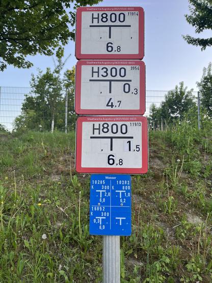 Drei Hydrantenschilder, 2x 800, 1x 300