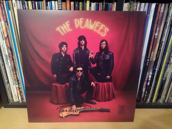 Il suddetto disco appoggiato ad altri vinili. In copertina sono ritratti i quattro membri della band. Dietro di loro un pesante tendaggio rosso con la scritta The Peawees illuminata. I due tipi alle estremità stanno su dei tavolinetti coperti con delle tovaglie ritagliate dalla stessa stoffa del tendaggio. Un altro tipo sta in piedi nel mezzo a questi due e un altro è accovacciato a terra, sempre idealmente nel mezzo, e tiene una mano poggiata su una chitarra elettrica sdraiata a terra. In basso a destra, dentro un riquadro bordato di nero c'è il titolo del disco