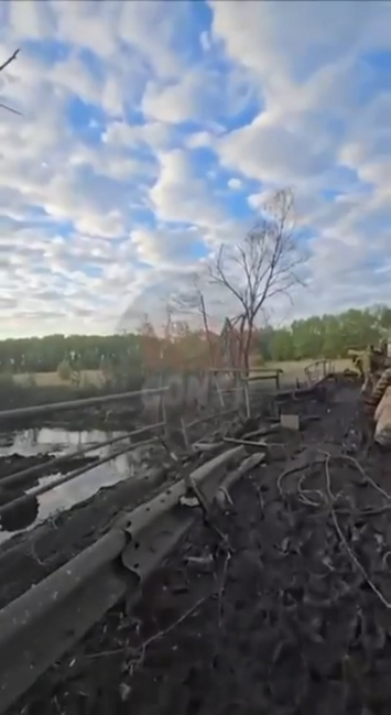 Russische Soldaten auf einer Brücke wurden von ukrainischen Streiks in der Nähe von Tyotkino, Kursk Oblast, getroffen. Mai 2025