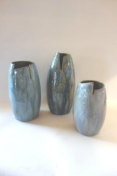 3 blaue Vasen mit Schlitzen und etwas unterschiedlicher Glasur