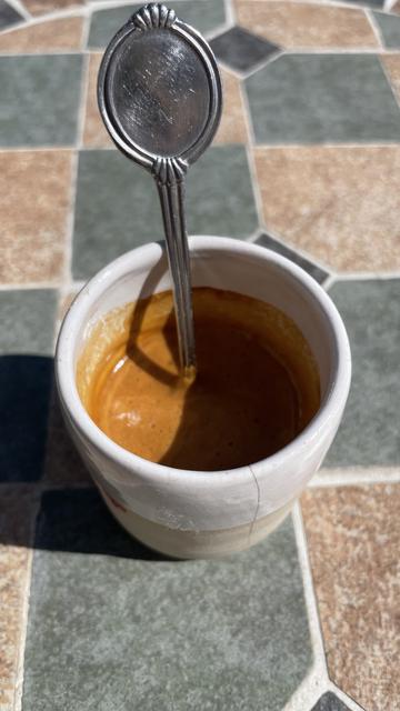 Foto - eine Tasse mit frisch gebrühtem Espresso in der Mittagssonne ...