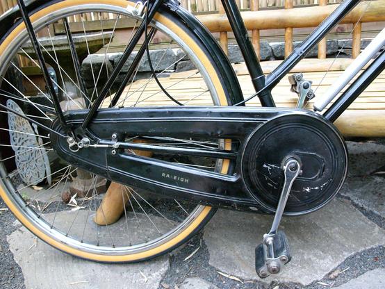 Old-ish Raleigh bicyle, focus on the closed chain guard