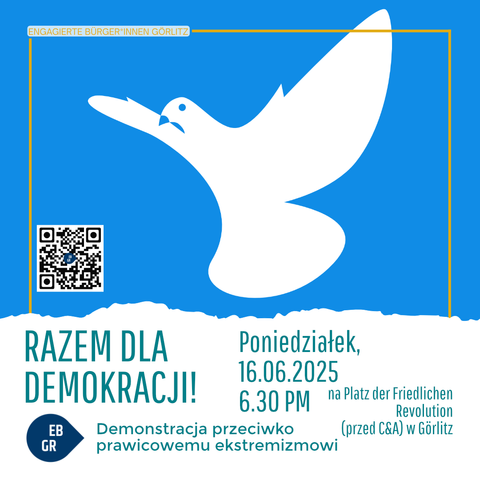 Das Bild zeigt eine Werbeanzeige für eine Demonstration in Görlitz, Deutschland. Der Hintergrund ist blau, und im Zentrum befindet sich ein weißer Vogel, der als Symbol für Frieden und Demokratie interpretiert werden kann. Der Text "Gemeinsam für Demokratie!" ist in großen, grünen Buchstaben hervorgehoben. Darunter steht "Demo gegen Rechtsextremismus" in kleinerer Schrift. Die Veranstaltung findet am Montag, den 16.06.2025, um 18:30 Uhr auf dem Platz der Friedlichen Revolution (vor C&A) in Görlitz statt. Oben links steht "Engagierte Bürger*innen Görlitz" in einem gelben Rahmen. Ein QR-Code befindet sich in der linken unteren Ecke.