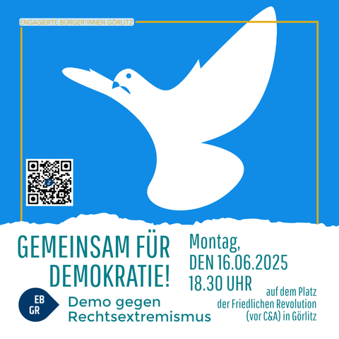 Das Bild zeigt eine Werbeanzeige für eine Demonstration in Görlitz, Deutschland. Der Hintergrund ist blau, und im Zentrum befindet sich ein weißer Vogel, der als Symbol für Frieden und Demokratie interpretiert werden kann. Der Text "Gemeinsam für Demokratie!" ist in großen, grünen Buchstaben hervorgehoben. Darunter steht "Demo gegen Rechtsextremismus" in kleinerer Schrift. Die Veranstaltung findet am Montag, den 16.06.2025, um 18:30 Uhr auf dem Platz der Friedlichen Revolution (vor C&A) in Görlitz statt. Oben links steht "Engagierte Bürger*innen Görlitz" in einem gelben Rahmen. Ein QR-Code befindet sich in der linken unteren Ecke.