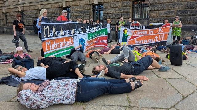Kritik an Bildungspaket in Sachsen hält an: Protest im Liegen in Dresden